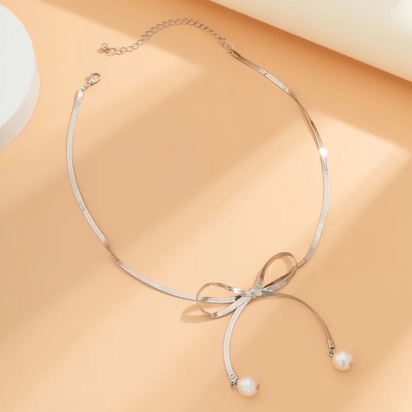 🆕 Silver Pearl Bow Necklace - Picture 2 of 5